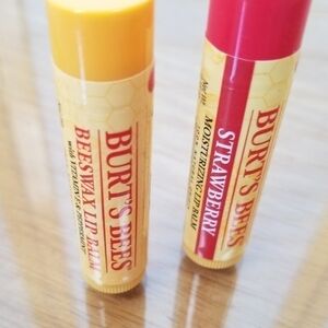 BURT'S BEES Bundle of 2 Moisturizing Lip Balms - Beeswax Vit E and Strawberry